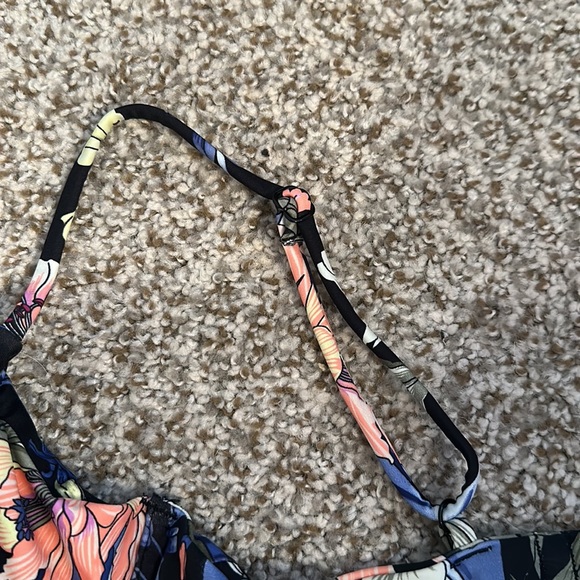 NWT Pinkcolada Tropez Bikini Top in Night Floral - Picture 7 of 8